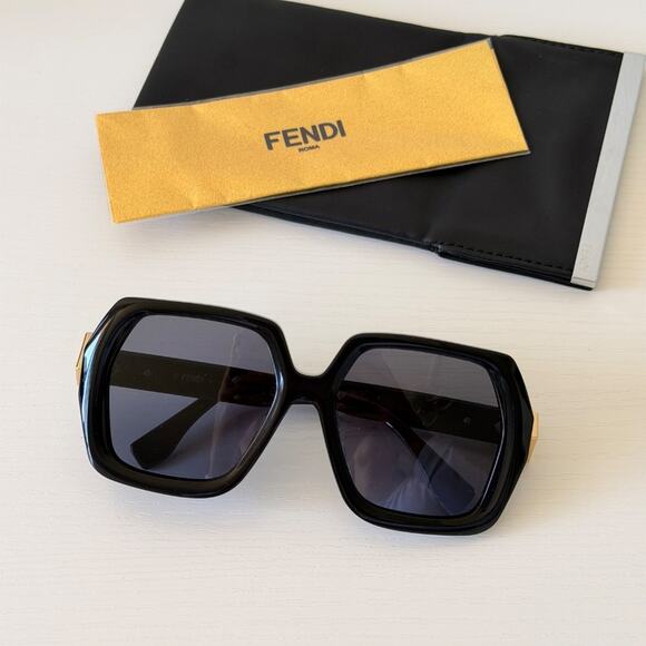 New Fendi Black Square Sunglasses, FE40139F 01V, Authentic main image 6